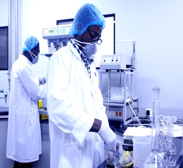 Amonsah Efah workers in the laboratory